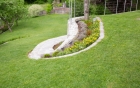 Steinmauer mit Gartengestaltung